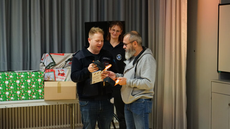 Auch für den Wehrführer gibt es Geschenke