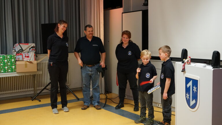 Auch die Betreuer der Kinderfeuerwehr werden beschenkt